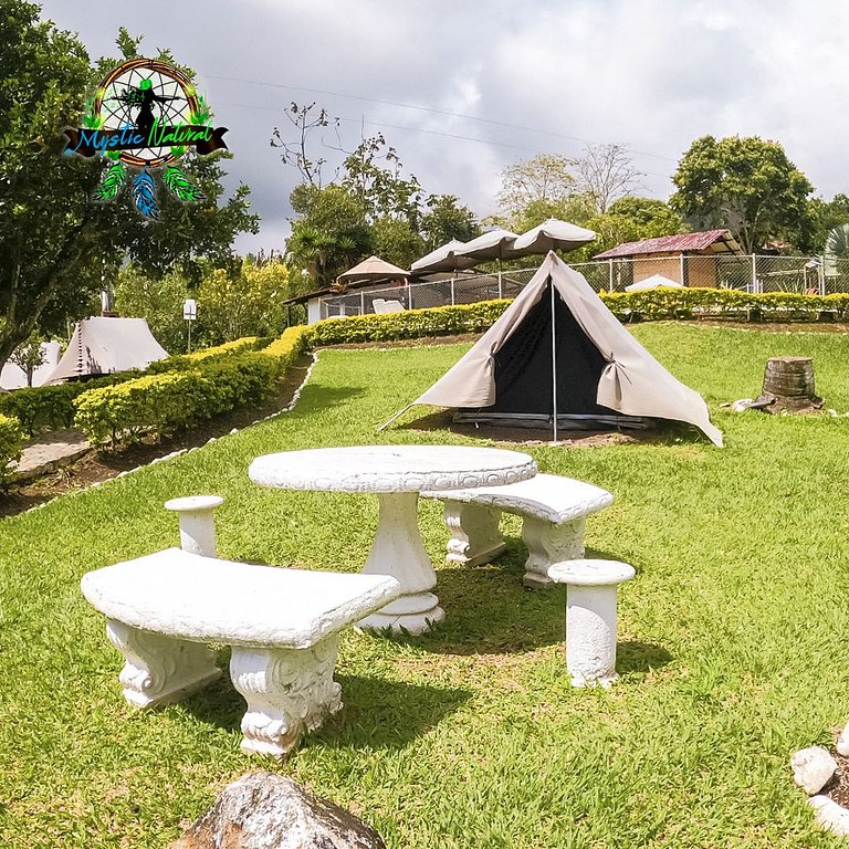 Camping Elite: Comodidad y Naturaleza .