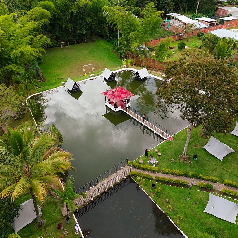 Refugio Familiar con Piscina y Vistas al Lago
